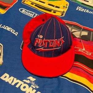 Retro pistons hat